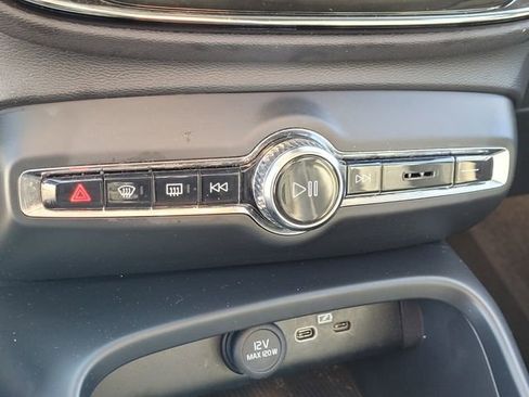 Used 2023 Volvo XC40 B5 Core image 22