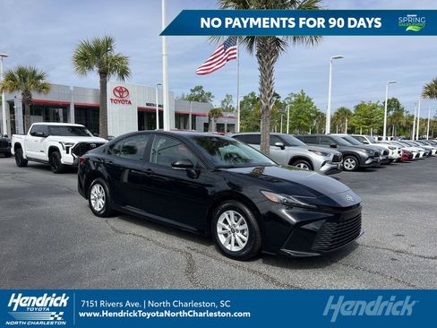 Used 2025 Toyota Camry LE image 1