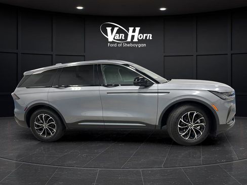 Used 2025 Lincoln Nautilus Premier w/ Equipment Group 102A AWD/4WD image 2