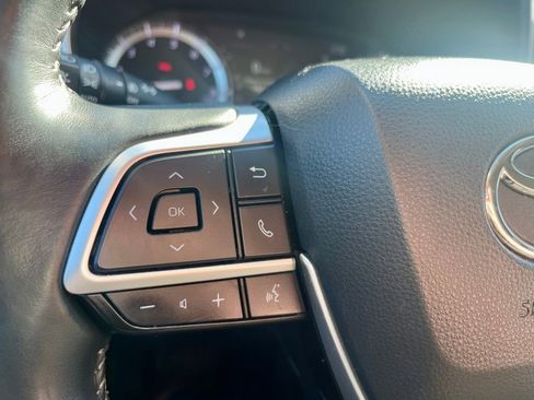 Used 2022 Toyota Highlander XLE AWD/4WD image 18