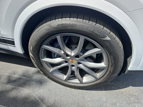 Used 2024 Porsche Cayenne Base image 4