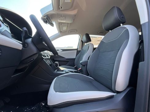 New 2025 Volkswagen Taos SE image 10