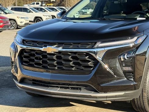 Used 2025 Chevrolet Trax LT image 10