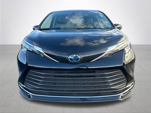 Certified 2023 Toyota Sienna XLE image 3