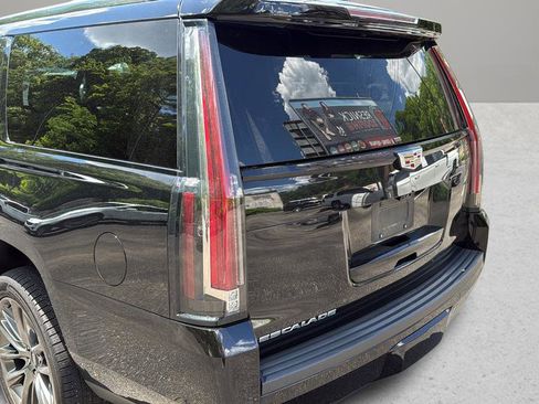 Used 2019 Cadillac Escalade ESV Platinum w/ Escalade Sport Edition AWD/4WD image 12