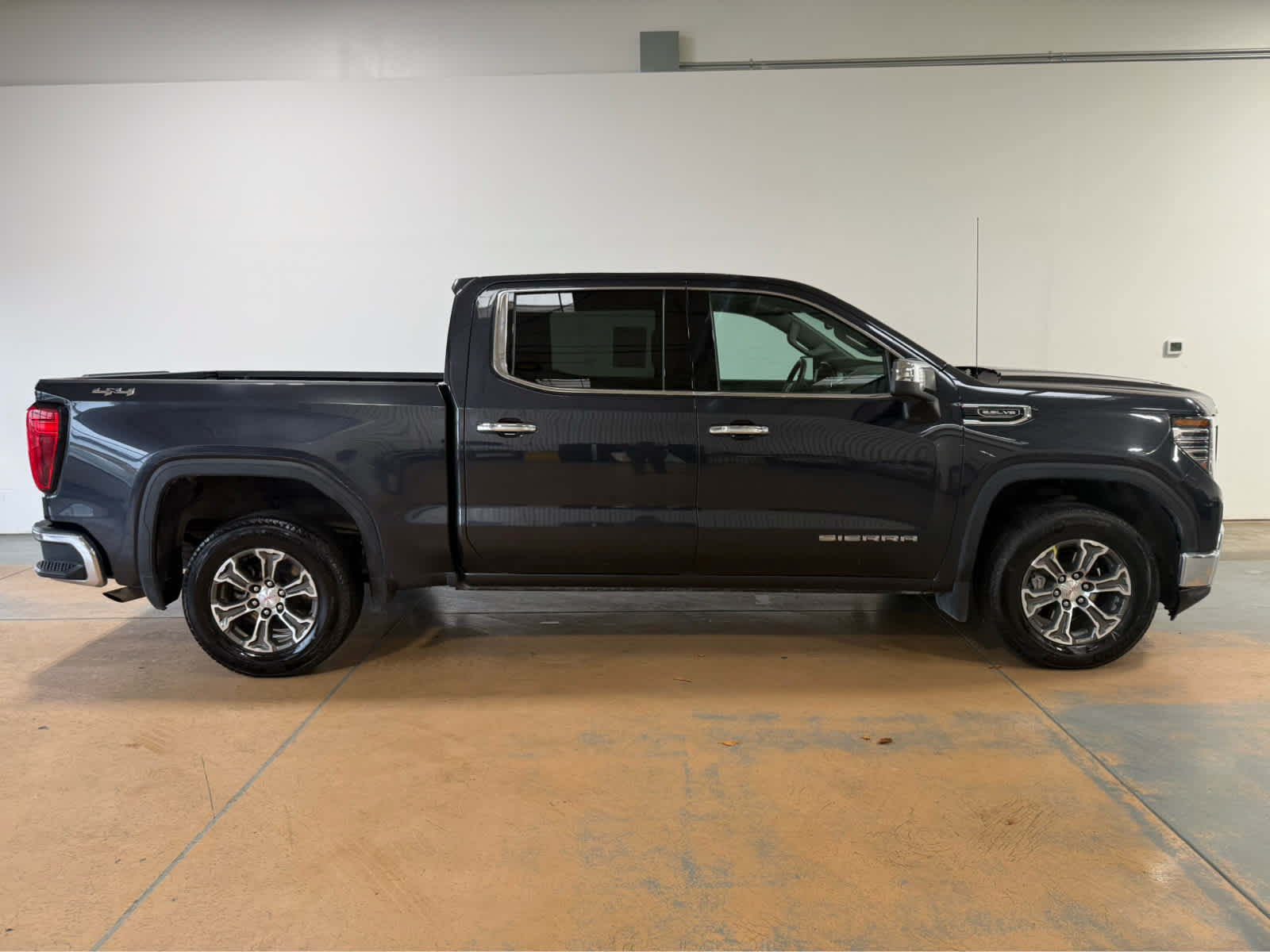 Used 2025 GMC Sierra 1500 SLT AWD/4WD image 6