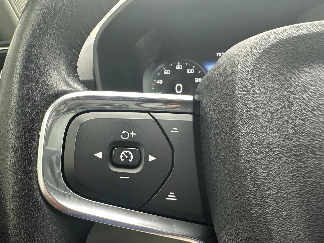 Used 2021 Volvo XC40 T4 Inscription FWD image 10