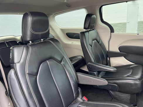Used 2023 Chrysler Pacifica Touring-L image 22