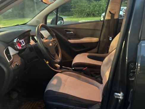 Used 2019 Chevrolet Trax LS AWD/4WD image 9