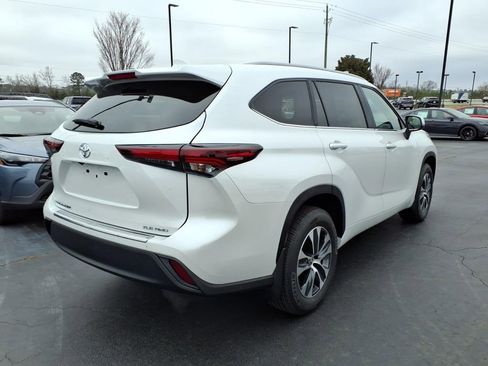 New 2026 Toyota Highlander XLE image 3