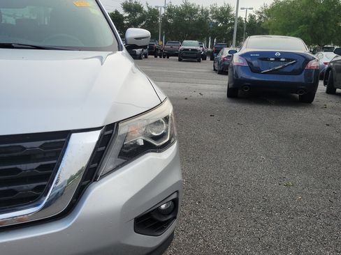 Used 2017 Nissan Pathfinder SL w/ Trailer Tow Package FWD image 3