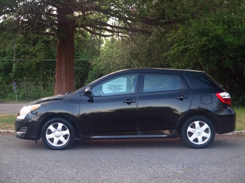 Used 2009 Toyota Matrix FWD image 2