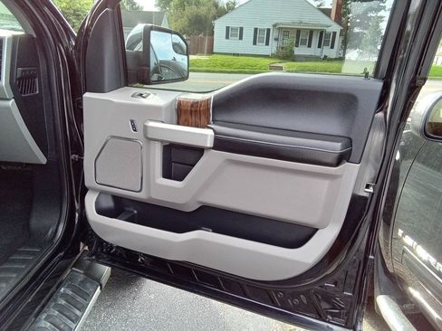 Used 2018 Ford F150 Lariat w/ Equipment Group 502A Luxury AWD/4WD image 5