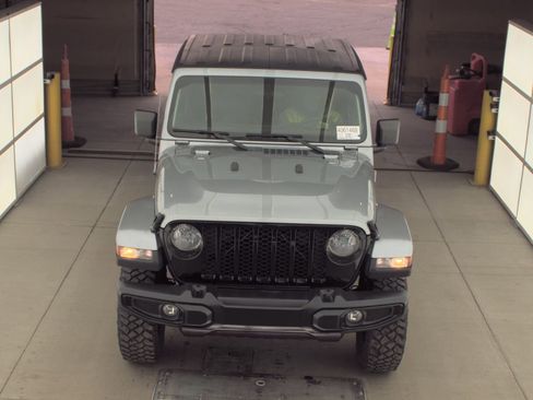 Used 2021 Jeep Gladiator Willys image 2
