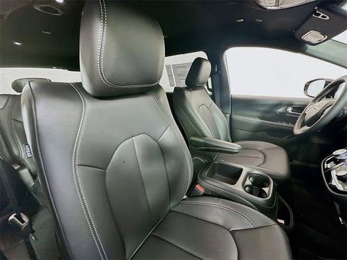New 2026 Chrysler Pacifica Select image 30