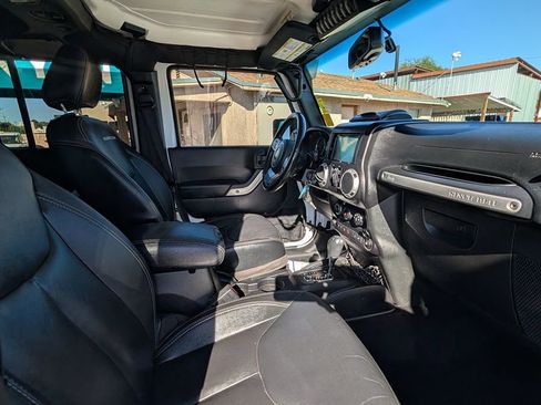 Used 2015 Jeep Wrangler Unlimited Rubicon image 33