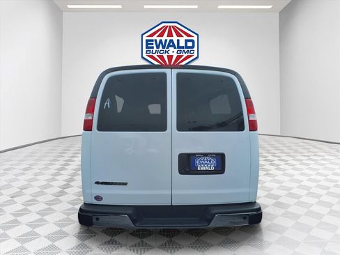 Used 2024 Chevrolet Express 3500 LT w/ LT Preferred Equipment Group RWD image 4