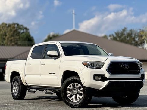 Used 2018 Toyota Tacoma SR5 image 3