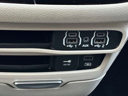 Used 2022 Chrysler Pacifica Touring-L FWD image 34