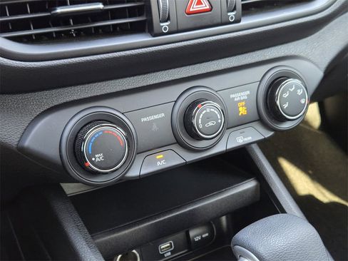 Certified 2022 Kia Forte LXS image 21