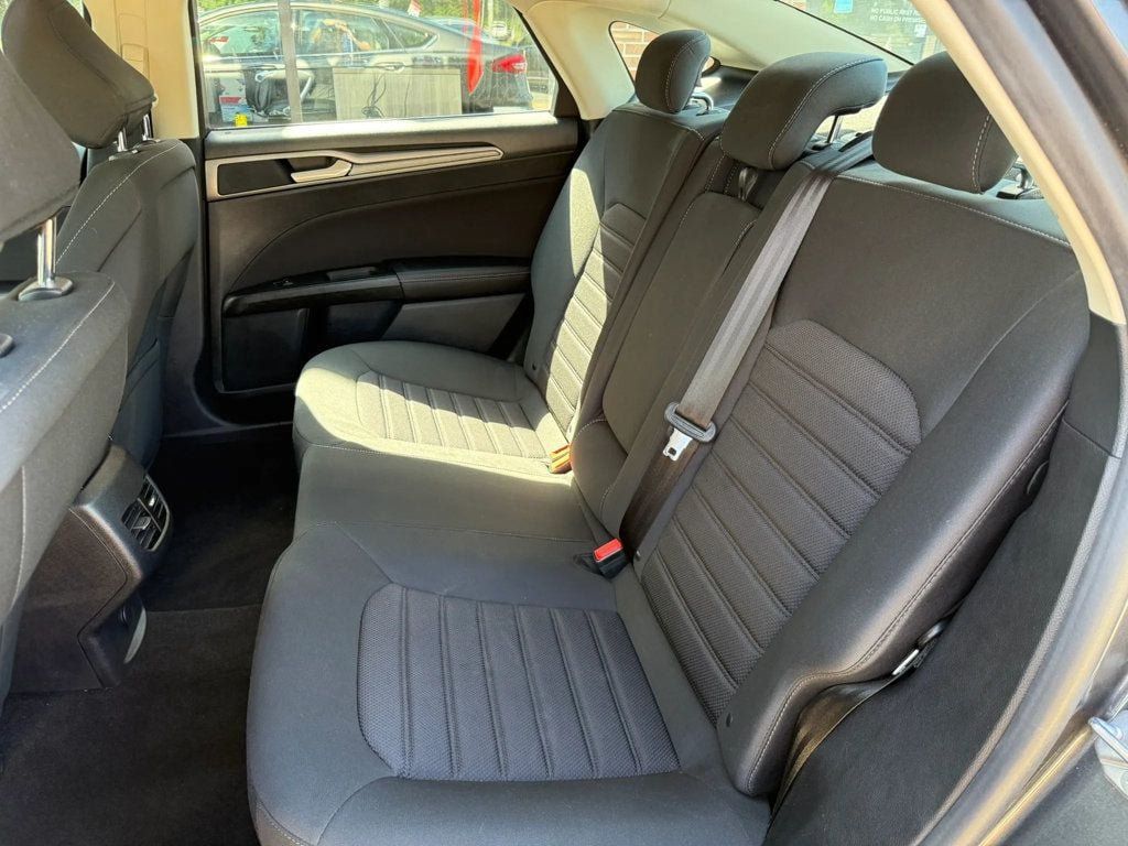 Used 2020 Ford Fusion SE FWD image 14