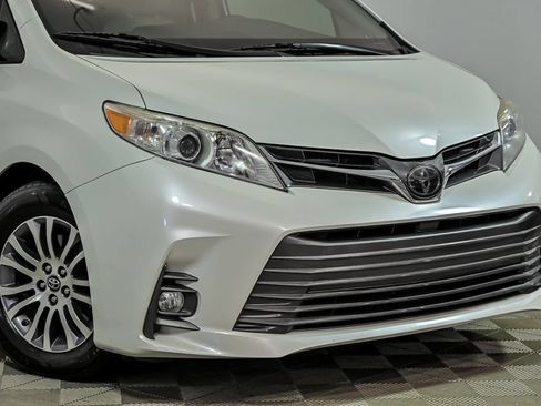Used 2020 Toyota Sienna XLE FWD image 2