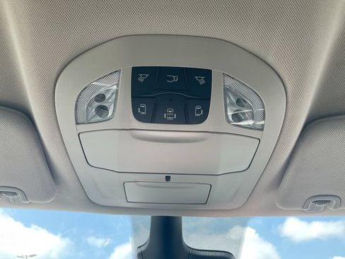 Used 2023 Chrysler Pacifica Touring-L FWD image 17