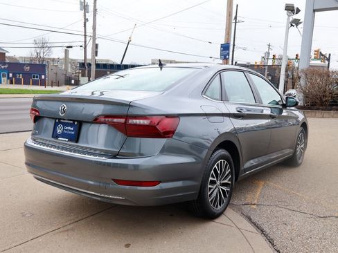 Used 2021 Volkswagen Jetta SE w/ SE Cold Weather Package image 4