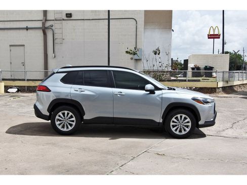 Used 2022 Toyota Corolla Cross LE w/ Moonroof Package FWD image 2