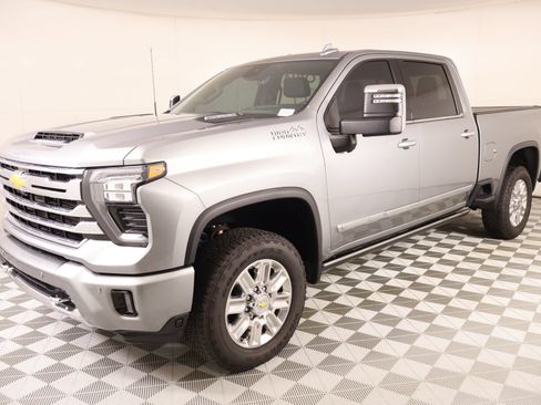 Used 2025 Chevrolet Silverado 2500 High Country w/ High Country Premium Package AWD/4WD image 10
