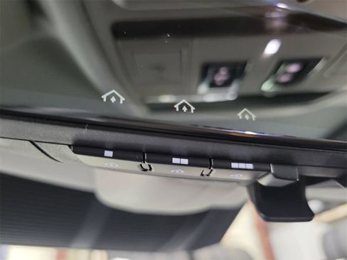 New 2024 Land Rover Defender 110 SE image 37