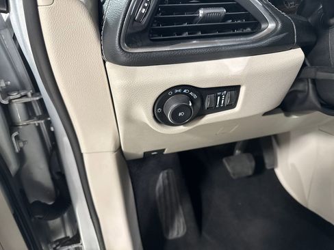 Used 2023 Chrysler Pacifica Limited FWD image 18
