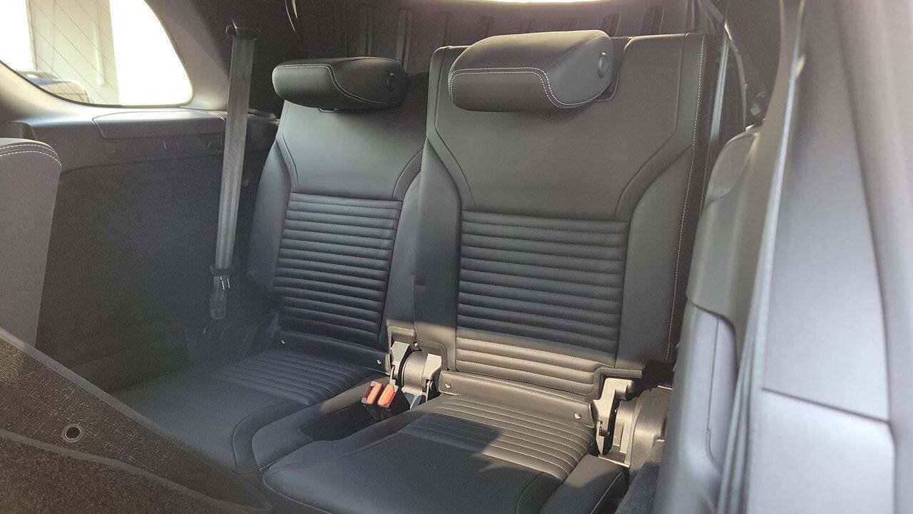 Used 2024 Land Rover Discovery Dynamic SE AWD/4WD image 19