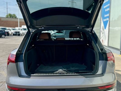 Used 2019 Audi e-tron Prestige w/ Prestige Package image 8