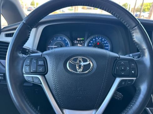 Certified 2020 Toyota Sienna Limited Premium FWD image 27