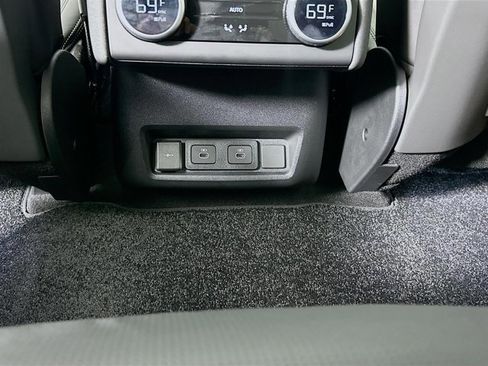 Used 2025 Land Rover Discovery Dynamic SE image 28