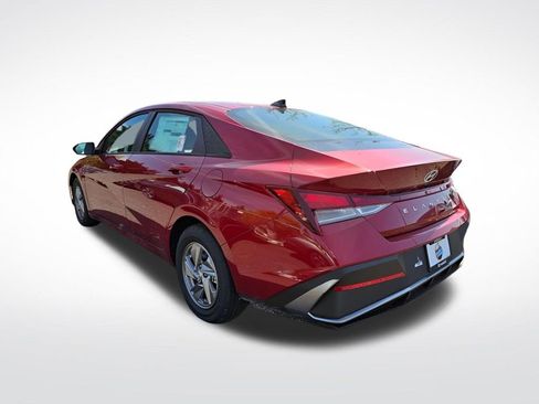 Used 2025 Hyundai Elantra SE image 3