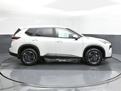 Used 2024 Nissan Rogue SV w/ SV Premium Package image 26