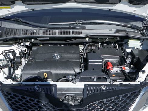 Used 2016 Toyota Sienna SE image 16