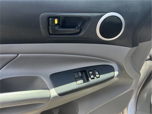 Used 2013 Toyota Tacoma PreRunner image 12