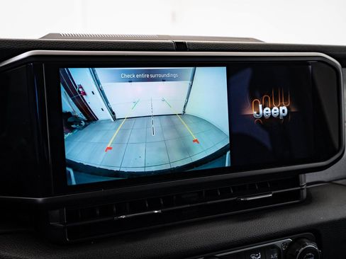 Used 2024 Jeep Wrangler Unlimited w/ Convenience Group image 33