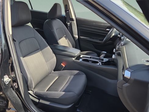 Used 2024 Nissan Altima 2.5 SV FWD image 15