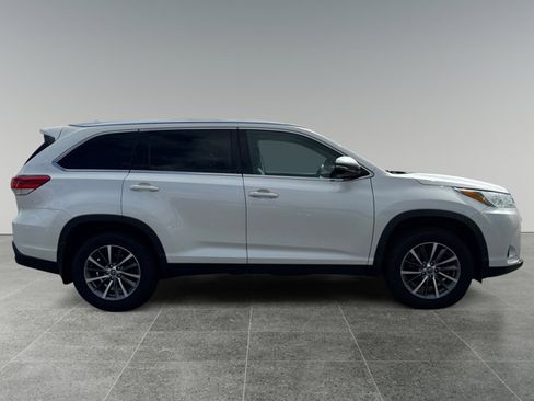 Used 2019 Toyota Highlander XLE AWD/4WD image 6