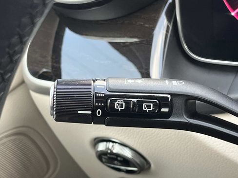 Used 2025 Mercedes-Benz GLC 300 4MATIC image 31