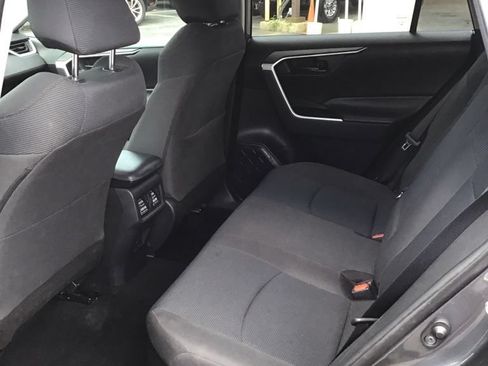 Used 2021 Toyota RAV4 LE AWD/4WD image 5