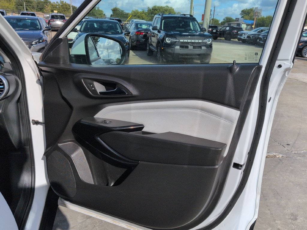 Used 2025 Chevrolet Trax LT w/ LT Convenience Package FWD image 32