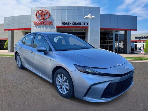Used 2025 Toyota Camry LE image 3