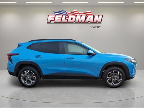 Used 2025 Chevrolet Trax LT w/ Sunroof Package FWD image 7