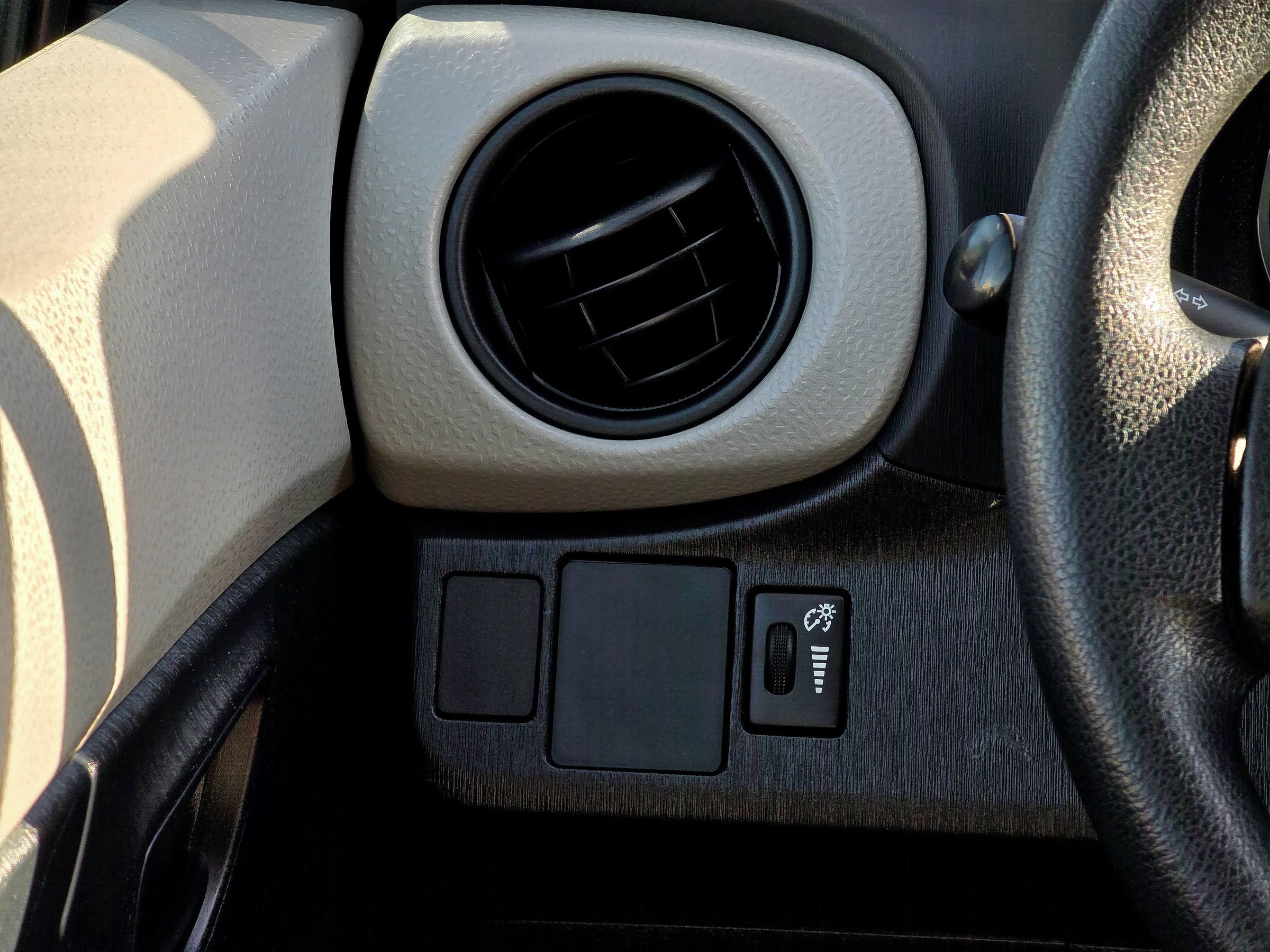 Used 2013 Toyota Yaris L FWD image 24