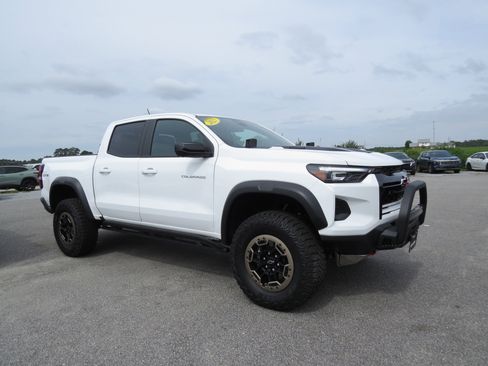 Used 2025 Chevrolet Colorado ZR2 w/ Off-Road Front Bumper Package image 10